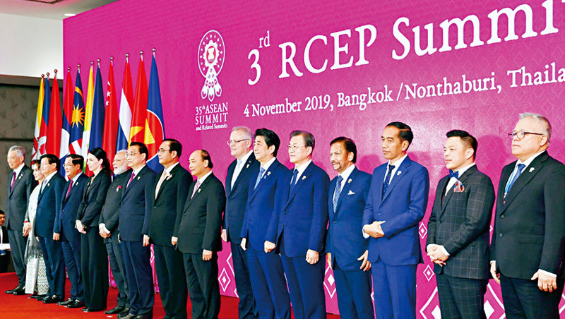 RCEP涵蓋全球3成GDP與人口，日、韓、東協元首去年底聚首討論，《經濟學人》稱「中國改寫全球化規則之舉」，台灣卻被排除在外。
